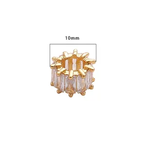 Detail der 10mm 18K vergoldeten Perle mit Zirkonia im Baguette-Schliff und Krappenfassung