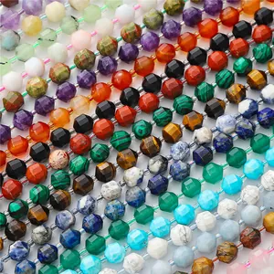 Makro-Detail von facettierten Natursteinperlen wie Achat und Tigerauge für DIY-Schmuck