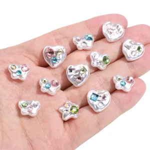 Abalorios DIY de perlas acrílicas con pedrería de colores en formas de corazón, estrella y mariposa