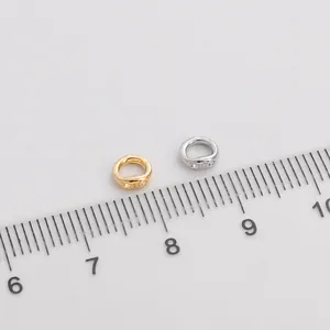 Détail macro de connecteurs bijoux 5mm dorés et argentés à double trou avec échelle
