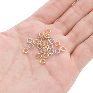 Détail de connecteurs de bijoux en cuivre doré et argenté sur une main pour bijoux DIY