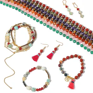Detailaufnahme von Natursteinperlen-Schmuckset mit Amethyst und smaragdgrünen Perlen