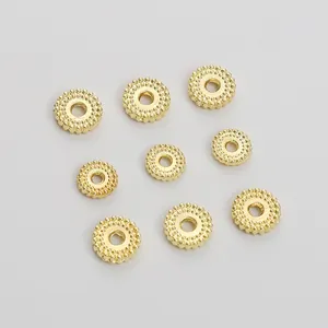 Macro detail van gouden tandwiel tussenkralen met kralentextuur en gat voor DIY sieraden