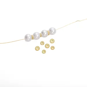 Gouden tandwielvormige kralen en witte parels voor doe-het-zelf sieraden en handwerkprojecten