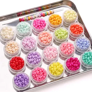 Kit détaillé de perles en verre 5x5mm colorées avec aiguille et boîtes transparentes