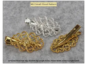 Détail d'une pince à cheveux de 35mm avec plaque vintage motif nuage 22x32mm
