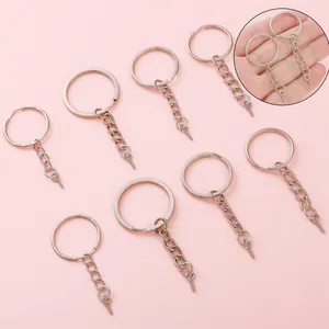 Vue détaillée de porte-clés en métal argenté avec chaînes et vis à œil pour bijoux DIY artisanaux