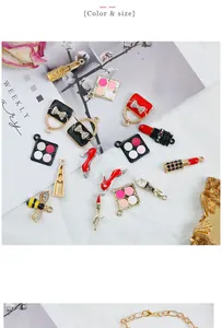 Dettaglio di ciondoli smaltati colorati con tacchi alti, borse e accessori per il trucco
