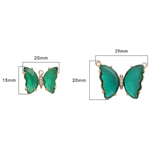 Vue macro de breloques papillon vertes en deux tailles pour la création de bijoux DIY