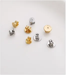 Gros plan sur des fermoirs de boucles d'oreilles plaqués or et argent gravés Fashion