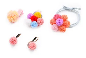 Dettaglio di pompon colorati in rete da 1,5cm per fermagli e creazione di gioielli