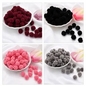 Dettaglio di palline in maglia elastica da 1,5 cm in marrone, nero, rosa rosso e grigio