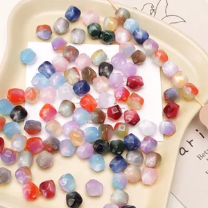 Dettaglio macro di perle ottagonali in resina da 10mm cangianti sfumate per gioielli DIY