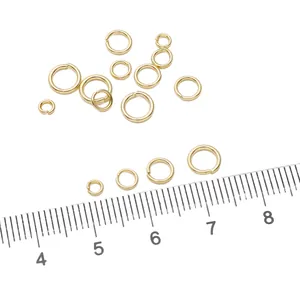 Nahaufnahme goldener Binderinge in verschiedenen Größen mit Lineal für DIY-Schmuck
