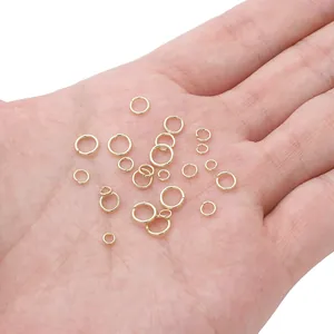 Makroaufnahme von 14K vergoldeten Biegeringen in der Hand als DIY-Schmuckzubehör im Vergleich