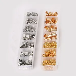 Detailansicht des Schmuck-DIY-Sets mit Karabinerverschlüssen in zwei 7-Gitter-Sortimentboxen