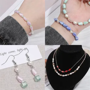 Collage dettagliato di set di gioielli in perle di vetro colorate con collana e orecchini