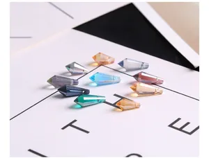 Makroaufnahme von 6x15mm facettierten Tropfenperlen aus Kristallglas für DIY-Schmuck