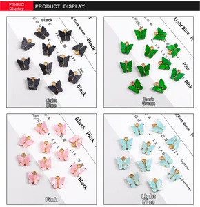 Détail de pendentifs papillons colorés en acrylique pour bijoux DIY en quatre couleurs