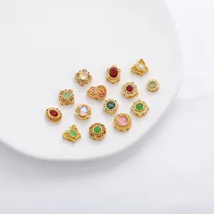 Detailansicht von 14 Vintage-Gold-Emaille-Perlen mit bunten eingesetzten Edelsteinen