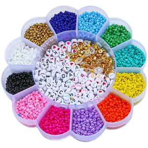 DIY Schmuck-Set mit bunten Perlen und Buchstabenperlen in einer Blumenbox-Verpackung