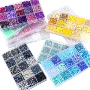 Dettaglio di quattro scatole da 15 griglie con perline di vetro colorate per gioielli fai-da-te