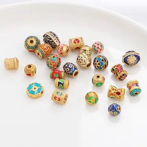 Makroaufnahme von antiken Gold-Emaille-Zwischenperlen für DIY-Schmuck und Armbänder