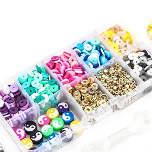 Makroaufnahme von 10-Fach DIY Schmuck-Kit mit Tonperlen und Yin-Yang-Anhängern