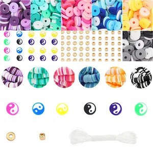 Detailansicht bunter 6mm Heishi-Perlen aus Fimo mit Yin-Yang-Anhängern und elastischer Schnur