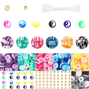 Nahaufnahme von 6mm Polymer-Heishi-Perlen, Yin-Yang-Mustern und elastischer Schnur für DIY