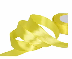 Detailansicht einer glatten gelben Satinbandrolle für Bastelarbeiten und Geschenke