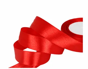 Nahaufnahme der roten Satinband-Rolle mit glatter Seidenoberfläche für DIY-Bastelarbeiten