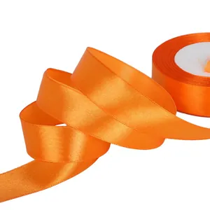DIY Bastelset mit hellorangem Satinband auf Rolle für handgefertigte Rosen und Geschenke