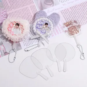 Detail van DIY mini acryl transparante waaiers met roze en paarse pluchen hoezen