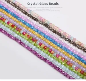 Detail von bunten Crackle-Glasperlen mit aufwendigen internen Eis-Texturen für DIY