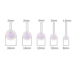 Dettaglio di cinque misure di perle acriliche lavanda con diametri da 8 mm a 16 mm