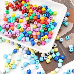 Nahaufnahme von 6x6mm bunten Glasperlen mit großen Löchern für DIY-Schmuckherstellung