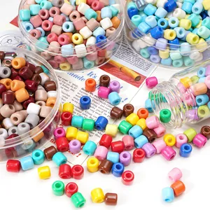 Makro-Detail von bunten 6x6mm Glasperlen in Fassform mit klarem Aufbewahrungsbehälter