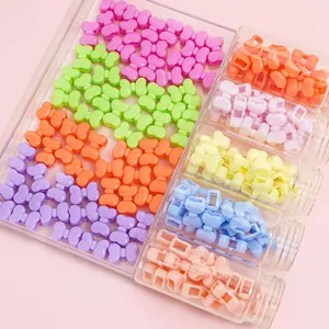 Bunte Acryl-Schleifenperlen für DIY-Schmuck in einer ordentlichen Aufbewahrungsbox