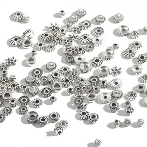 Makroaufnahme verschiedener antiker Silber-Abstandsperlen mit filigranen Blumenmustern