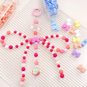 Handgemachter Acryl-Schleifen-Anhänger mit rosa Perlen und rundem Karabinerhaken