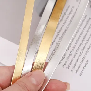 Nahaufnahme von Gold- und Silber-PU-Lederstreifen mit Lychee-Struktur für DIY-Bastelprojekte