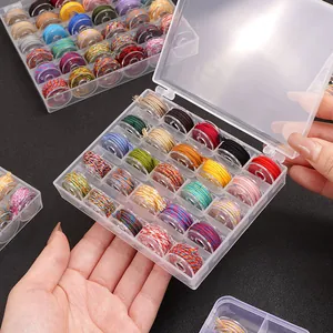 Nahaufnahme der transparenten 36-Gitter-Box mit bunten DIY-Baumwollfäden und Garnrollen