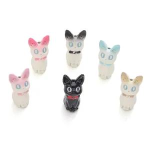Détail des breloques chat avec trou supérieur et nœuds colorés pour bijoux DIY