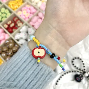 Pulsera de cuentas acrílicas de colores con dije de manzana roja para joyería DIY