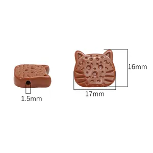 Dettaglio della perla a forma di gatto marrone da 17mm con macchie leopardate per DIY