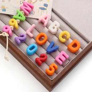 Perles alphabet colorées en acrylique avec grands trous pour bijoux DIY sur un plateau