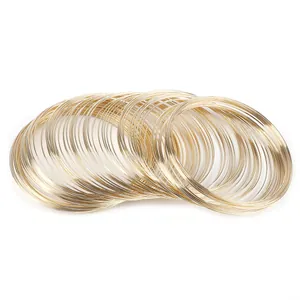 Set mit hellgoldenen Metallringen für handgefertigten DIY-Schmuck und Zubehör