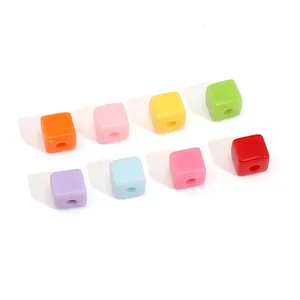 Detail van kleurrijke 5mm acryl kubus kralen met gaten voor DIY sieraden maken