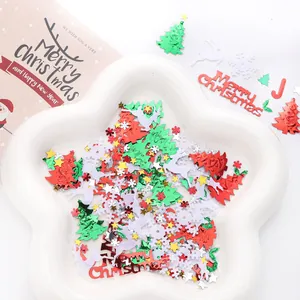 Nahaufnahme weihnachtlicher Pailletten in Schneeflockenform für Bastelarbeiten